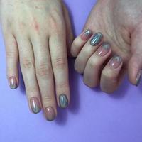 manicure van verschillend kleuren Aan nagels. vrouw manicure Aan de hand- Aan blauw achtergrond foto