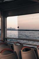 raam in de boot met uitzicht op zee foto
