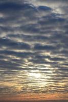 structuur van een somber bewolkt lucht Bij dageraad foto