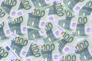 achtergrond patroon van een reeks van groen monetair denominaties van 100 euro. een veel van geld vormen een eindeloos hoop foto