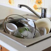 vuil gerechten en ongewassen keuken huishoudelijke apparaten gevulde de keuken wastafel foto