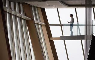 jong geslaagd bedrijf Mens in penthouse appartement werken Aan tbalet foto