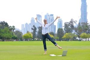 vrouw met laptop in park foto