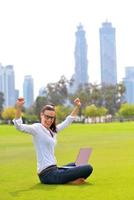 vrouw met laptop in park foto