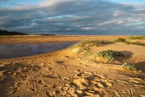 zonsondergang op het strand foto