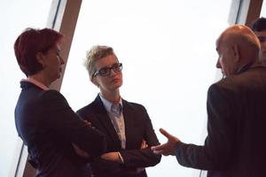 bedrijf mensen groep Aan vergadering Bij modern helder kantoor foto