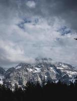 besneeuwde berg onder witte wolken foto