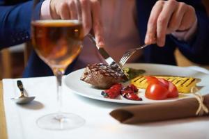 bedrijf Mens aan het eten smakelijk rundvlees staken foto