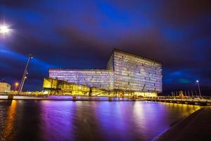 reykjavik, IJsland - november 2, 2017 - harpa, een concert hal en conferentie centrum in reykjavik, avond tafereel met water reflectie foto