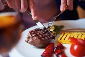 bedrijf Mens aan het eten smakelijk rundvlees staken foto