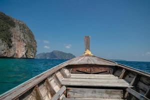 landschap van phi phi leh eiland met lange staart boot voor reizen. andaman zee, krabi, phuket Thailand. foto