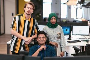 multi-etnisch opstarten bedrijf team vrouw vervelend een hijab Aan vergadering in modern Open plan kantoor interieur brainstormen, werken Aan laptop en bureaublad computer. selectief focus foto