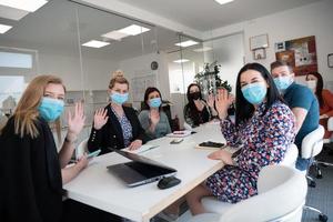 echt bedrijf mensen Aan vergadering vervelend beschermend masker foto