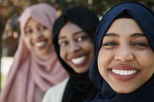 zakenvrouw groep portret vervelend traditioneel Islamitisch kleren foto