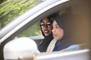 Arabisch vrouw paar op reis door auto foto
