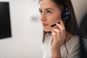 hulplijn vrouw operator met hoofdtelefoons in telefoontje center.business vrouw met headsets werken in een telefoontje centrum. selectief focus foto