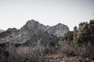 grijze rotsachtige bergen buitenshuis foto