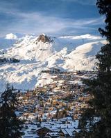 dorp dichtbij besneeuwde berg foto