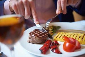 bedrijf Mens aan het eten smakelijk rundvlees staken foto