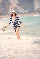 gelukkig mooi vrouw genieten van zomer vakantie foto