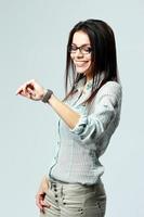 jonge Glimlachende zakenvrouw kijken naar haar horloge op pols foto