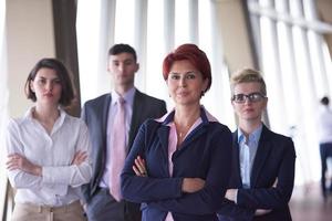 verschillend bedrijf mensen groep met rood haar vrouw in voorkant foto