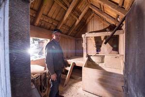 portret van een molenaar in retro houten watermolen foto