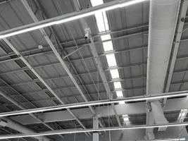ventilatie koeling pijp systemen onder de plafond in een industrieel gebouw. foto