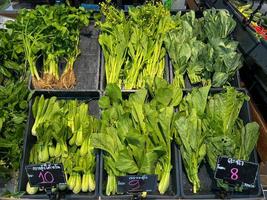 Groenen voor salades Aan de teller in de op te slaan, tarwe spruiten, erwt spruiten, munt en basilicum, voedsel voor klanten foto