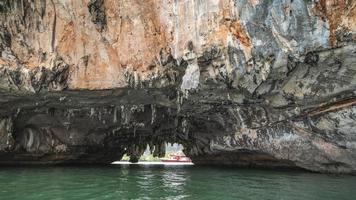 koh ho, tham veel grot Bij hong eiland in phang-nga baai, Thailand. foto