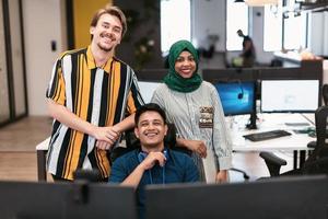 multi-etnisch opstarten bedrijf team Arabisch vrouw vervelend een hijab Aan vergadering in modern Open plan kantoor interieur brainstormen, werken Aan laptop en bureaublad computer. selectief focus foto