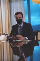 bedrijf Mens vervelend beschermend gezicht masker Bij kantoor foto