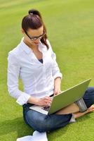 vrouw met laptop in park foto