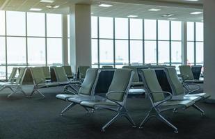 leeg stoelen in vertrek lounge of terminal Bij de luchthaven. foto