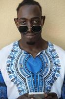 portret van een glimlachen jong Afrikaanse Mens vervelend traditioneel kleren foto