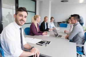 jong bedrijf mensen groep Aan team vergadering Bij modern kantoor foto