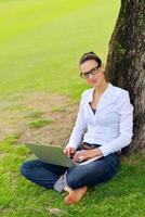 vrouw met laptop in park foto