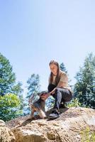 jong vrouw Holding klein hond puppy yorkshire terriër wandelen Bij de bergen foto