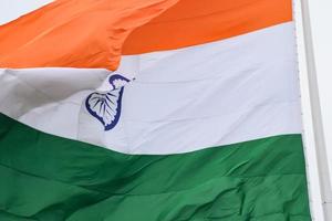 indiase vlag hoog op connaught plaats met trots in blauwe lucht, indiase vlag wapperen, indiase vlag op onafhankelijkheidsdag en republiek dag van india, tilt-up shot, wuivende indische vlag, har ghar tiranga foto