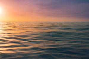 detailopname zee zand strand. verbazingwekkend strand landschap. inspireren tropisch strand zeegezicht horizon. abstract gouden zonsondergang lucht rust rustig ontspannende zonlicht zomer vrijheid. vakantie reizen vakantie natuur foto