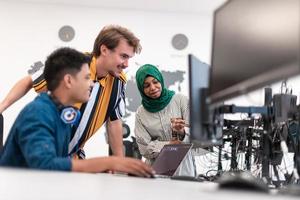 multi-etnisch opstarten bedrijf team vrouw vervelend een hijab Aan vergadering in modern Open plan kantoor interieur brainstormen, werken Aan laptop en bureaublad computer. selectief focus foto