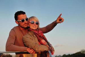 paar in liefde hebben romantisch tijd Aan boot foto