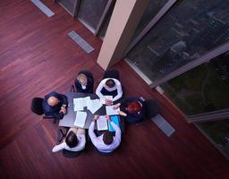 top visie van bedrijf mensen groep het werpen documenten in lucht foto