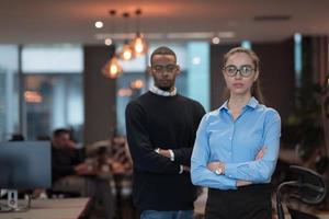 twee gelukkig verschillend professioneel uitvoerend bedrijf team mensen vrouw en Afrikaanse Amerikaans Mens op zoek Bij camera staand in kantoor lobby hal. multicultureel bedrijf managers team portret. foto