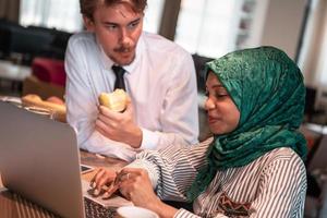 Internationale multicultureel bedrijf team.a jong bedrijf Mens en vrouw zitten in een modern ontspanning ruimte en praten over een nieuw bedrijf. foto