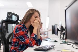 mooi geschokt en geërgerd jong vrouw op zoek haar bureaublad. verdrietig operator middel vrouw werken van huis in een telefoontje centrum foto