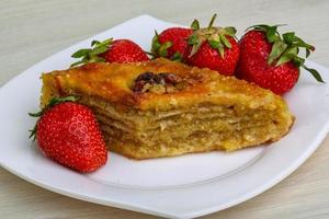 baklava Aan de bord en houten achtergrond foto