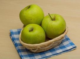 groen appel in een mand Aan houten achtergrond foto