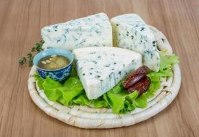 blauw kaas Aan houten bord en houten achtergrond foto