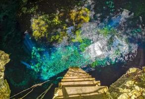 blauw turkoois water kalksteen grot sinkhole cenote tajma ha mexico. foto